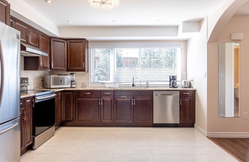 Rosemount House | HUGE 7-Bdrm Duplex in the Heart of Kitchener