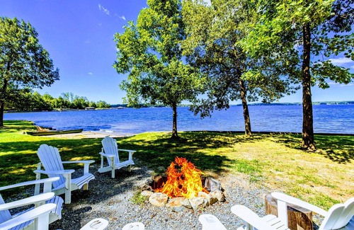 Bumpass House | Huge 8BR Lakefront Lake Anna, Beach, Dock, Hot Tub