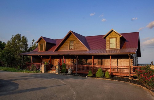 Dobson Cabin | Huge 8BR Mountaintop Mansion, with Majestic Views,Oversized deck in Mt.Airy, NC.