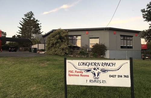 Orbost House | Huge accommodation! Unbelievable in size. Commercial. Family. workers, pets etc