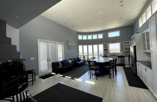 Pedro Point House | Huge and comfortable house with gorgeous view and just a walk to the beach.