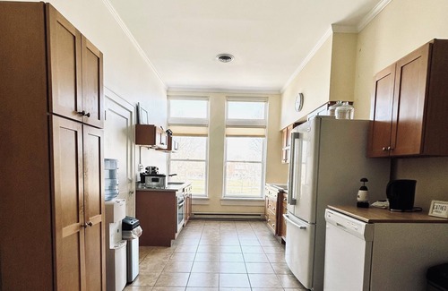 Fairfield Apartment | Huge apartment and rooftop patio. The best place in Fairfield to stay as a group
