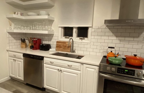 Bristol Apartment | Huge apartment in Bristol Beautiful Historical home with pool and playground