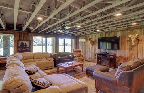 Dennard House | Huge Arkansas Vacation Rental on Working Ranch!