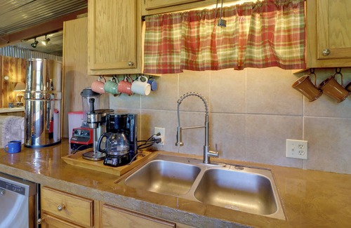 Dennard House | Huge Arkansas Vacation Rental on Working Ranch!