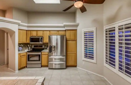 Lake Havasu City House | Huge backyard with pool, hot tub, BBQ, and putting green.