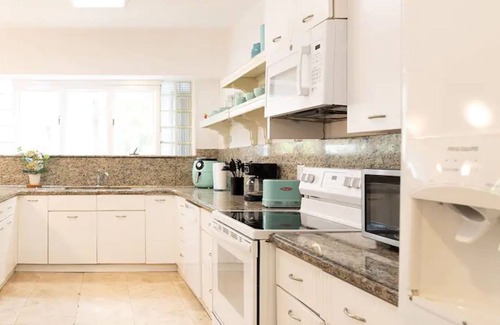 Hollywood Lakes House | HUGE Beach House: Pool, water view & walk to beach and games