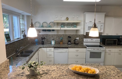 Hollywood Lakes House | HUGE Beach House: Pool, water view & walk to beach and games