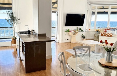 Henley Beach Apartment | Huge Beachfront Wrap-Around Balcony With Pool, Gym, Sauna!