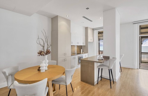 Henley Beach Apartment | Huge Beachfront Wrap-Around Balcony With Pool, Gym, Sauna!