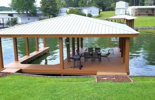 Jacksons' Gap House | Huge Boathouse, Screened Porch, Firepit, 3 King Beds