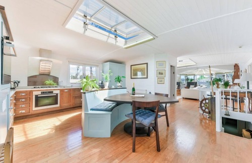 Thamesfield Boat Rental | Huge & Bright 4-Bed Houseboat on the River Thame next to Wandsworth Park