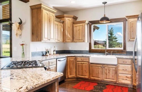 Driggs House | Huge Chalet - Epic Views, Theater, Hot Tub, & Gym!