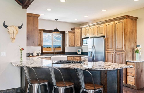 Driggs House | Huge Chalet - Epic Views, Theater, Hot Tub, & Gym!