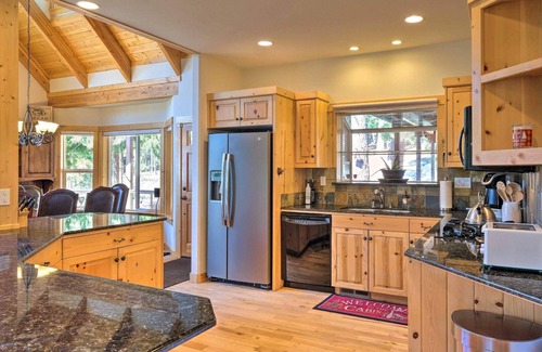 Arnold Cabin | Huge Cozy Cabin 3 Bed Rooms, loft, Game/bedroom, Spa