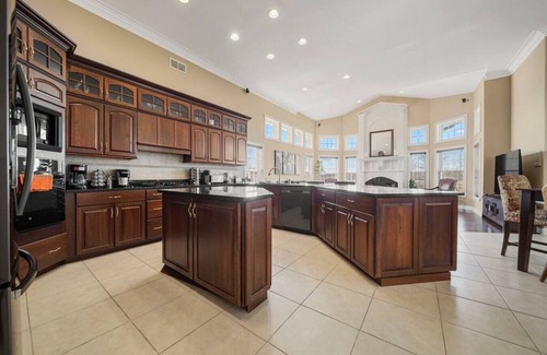 McHenry House | HUGE Crystal Lake 7 Acre Ranch w/Pool & Hot Tub