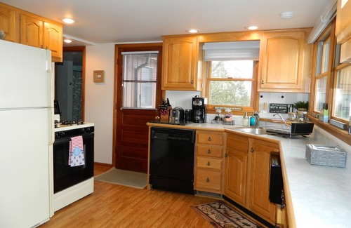 Valois Cottage | HUGE DECK! ENJOY the beauty and quaintness of this 3 bedroom and 2 bath cottage