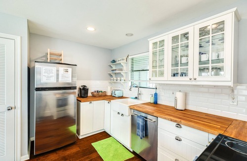 Pirates Beach House | Huge Deck, Walk to Beach, Great Primary Suite, Ping Pong, Bikes, Beach Equipment