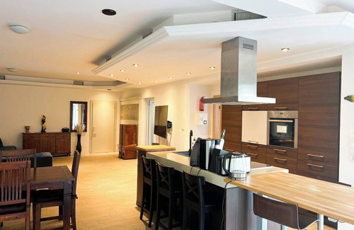 Schwarza Apartment | Huge Deluxe Apartment, 140sqm, Whirlpool, Shower, Netflix, Prime, Wifi, Balkony