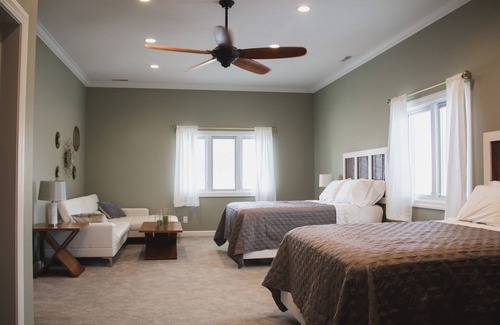 Paducah Bed & Breakfast | Huge double queen suite and bath in the luxurious Respite Bed and Breakfast!