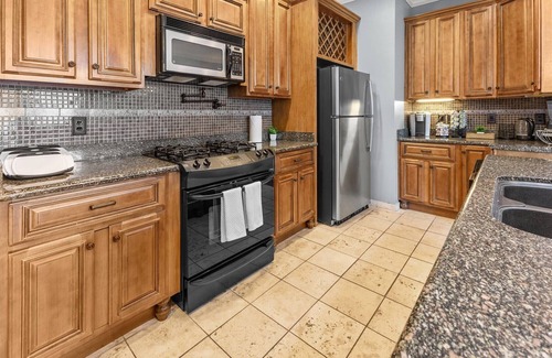 Holy Cross House | Huge Downtown Retreat with Free Parking