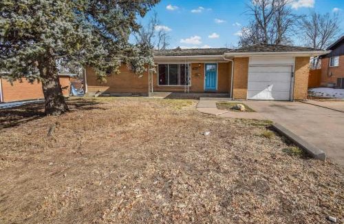 Littleton House | Huge family home in Centennial with five bedrooms large yard and plenty of parking