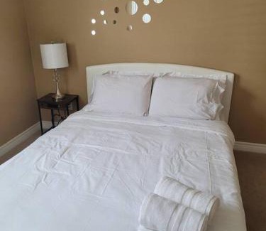 Highland West House | Huge Family home sleeps 10 with 3 parking spots