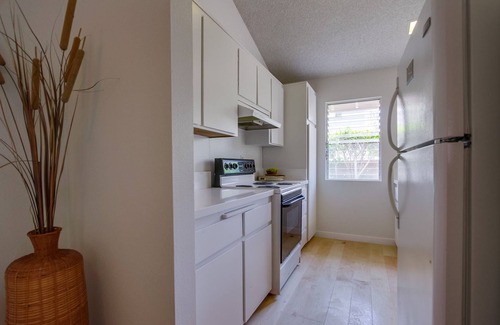 Olde Solana Beach Condo | Huge Fletcher Cove Condo Solana Beach. 1 minute walk to sand