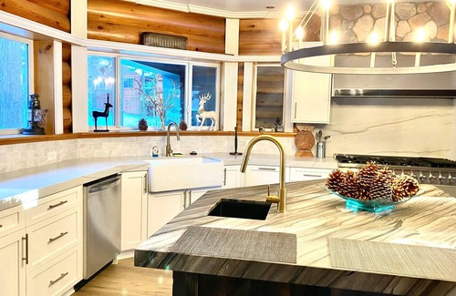 Fox Farm Cabin | Huge full log cabin,1.5 ac, spa & fireplace! Near Lake & Village! Gas Grill!