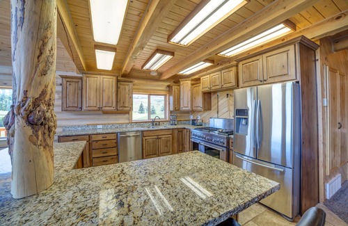 Sweetwater Cabin | Huge, Gorgeous Log Cabin, 100% remodeled, Right on Golf Course by Ideal Beach!