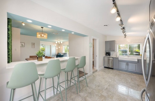 Poinsettia Heights House | Huge Heated Pool! HotTub,Fire Pit,Ice Bath,Putting Green,N64,5 Mins to the Beach