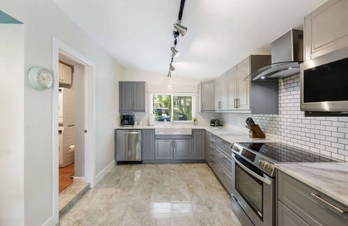 Poinsettia Heights House | Huge Heated Pool! HotTub,Fire Pit,Ice Bath,Putting Green,N64,5 Mins to the Beach