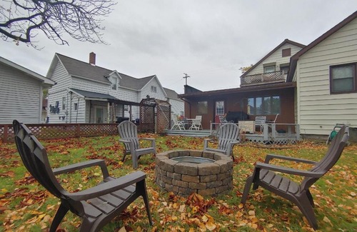 Manistee House | Huge historic, w/large yard & close to beach