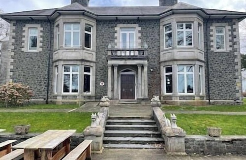 Bont Newydd House | Huge Holiday Home in Fabulous loaction