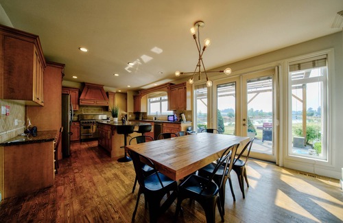 West Abbotsford House | HUGE HOME! Sleeps 23, Private Lake, Gym, Hot Tub, Game Room, Theatre, Karaoke