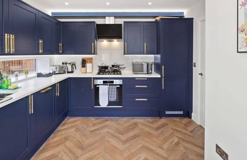 Rushmoor District House | Huge House, Contractors & Families, Free Parking