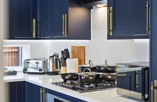 Rushmoor District House | Huge House, Contractors & Families, Free Parking