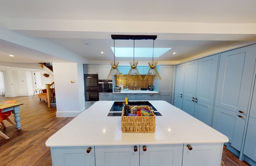 Clearbrook House | HUGE HOUSE DEVON - HOT TUB - PLAY AREA - GAMES ROOM - PARKING