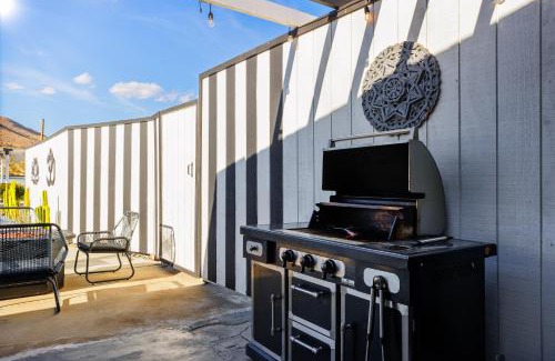Yucca Valley House | HUGE House in Joshua Tree/Yucca Valley with Pool & Hot Tub