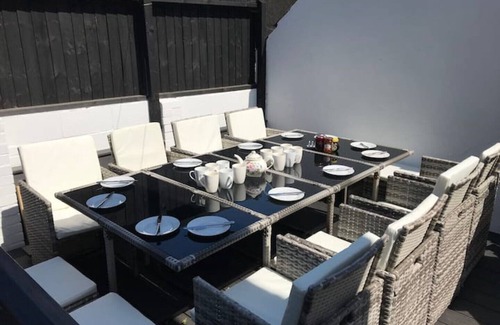 Sheringham House | Huge house (Norfolk) | Sleeps12 | 2min walk to beach | Dogs poss (2) | Playroomn