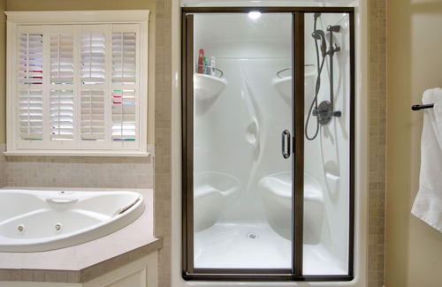 Abbotsford House | Huge house sleeps 22 w/ pool, hotub, karaoke, pool table