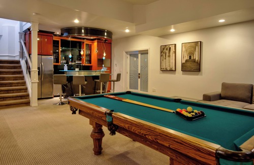 Surrey Newton House | HUGE HOUSE Sleeps 22 Indoor Pool/hottub/gym/sauna/basketball court/play ground/