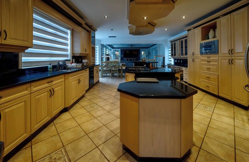 Surrey Newton House | HUGE HOUSE Sleeps 22 Indoor Pool/hottub/gym/sauna/basketball court/play ground/
