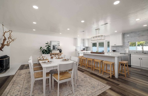 Bay Park House | Huge House w/Pool! Sleeps 16 | BBQ | Shuffleboard