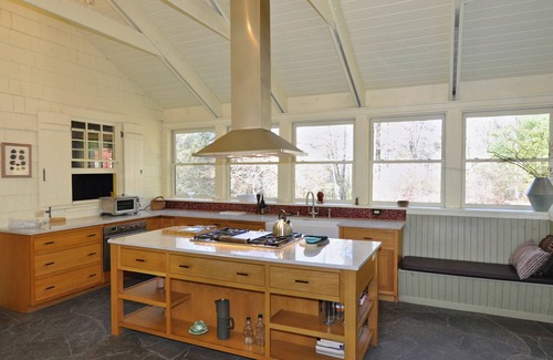 Woodstock House | HUGE KITCHEN 4 Private Acres, 7 Min to Town, WiFi, AC, Fireplace