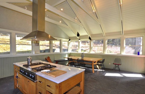 Woodstock House | HUGE KITCHEN 4 Private Acres, 7 Min to Town, WiFi, AC, Fireplace