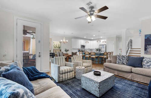 Villages of Crystal Beach House | ⭐HUGE Lagoon Pool-Walk2Beach-2 King Suites-Hot Tub-4BR Sandy Feet