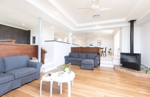 Whoota House | Huge Lake front property close to Blueys Beach and Seal Rocks