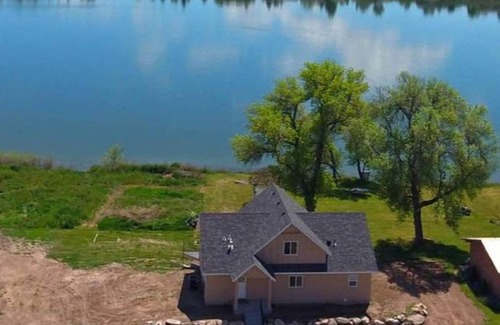 Heyburn House | Huge Lakefront House - sleeps 22! Private Dock! Boating, Water Skiing, Rafting!