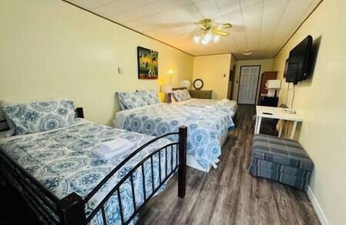 Port Stanton Hotel | Huge lakefront room, pool, hottub, sauna #10